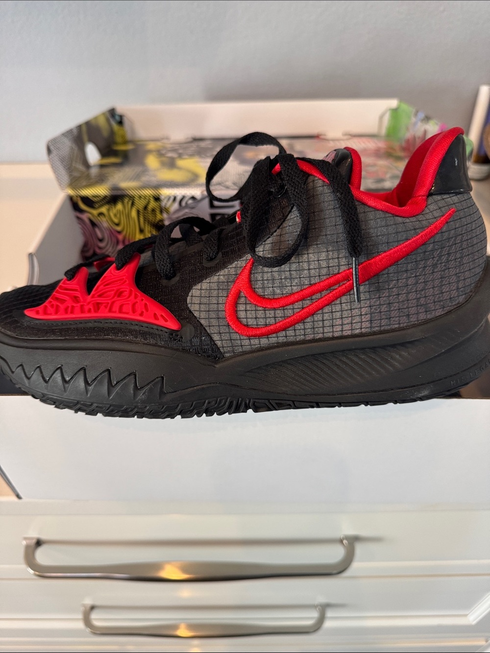 Kyrie low 4 Nike Kids Black & Red Low-Top Sneakers